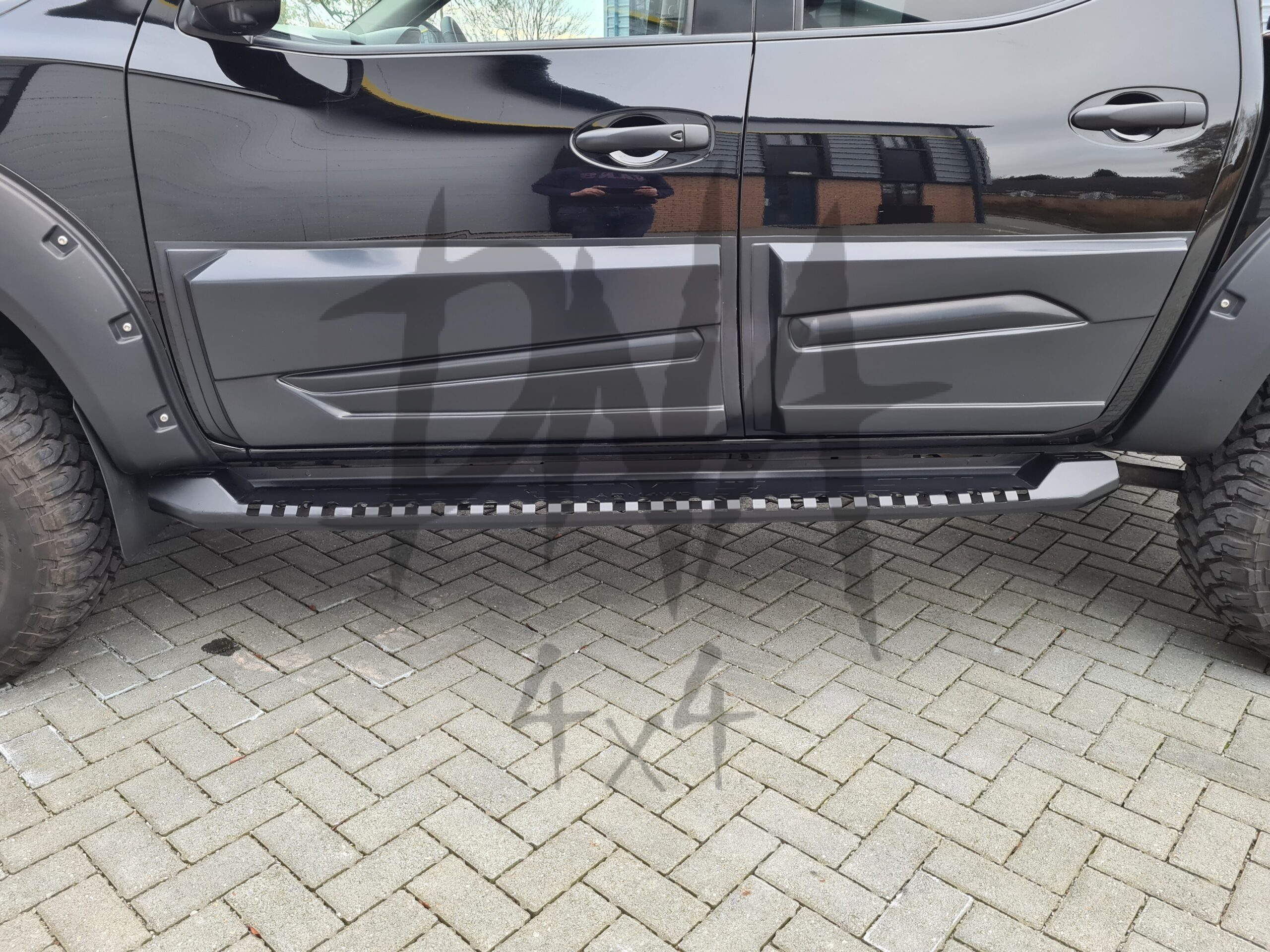 Nissan Navara D40 2010-2015 Steel Side Steps (Matt Black) - Image 2