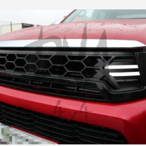 TH15-GR-1 12 Toyota Hilux 2016-2020 Gloss Black DRL LED Grille